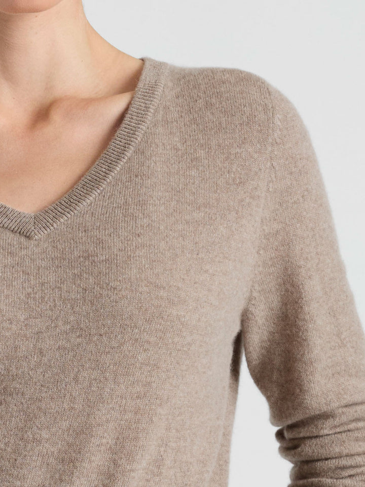 Kashmirgenser med v-hals "Erle" i 100% ren cashmere. Norsk design fra Kashmina. Farge: toast.