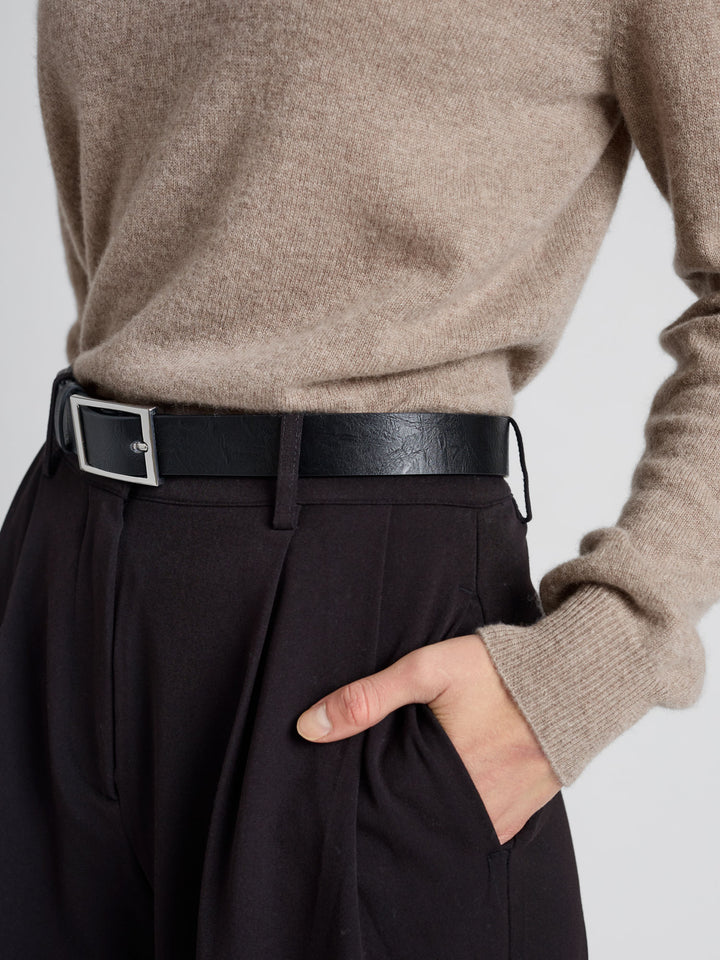 Kashmirgenser med v-hals "Erle" i 100% ren cashmere. Norsk design fra Kashmina. Farge: toast.