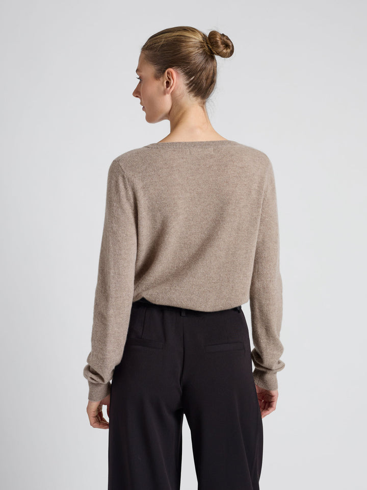 Kashmirgenser med v-hals "Erle" i 100% ren cashmere. Norsk design fra Kashmina. Farge: toast.