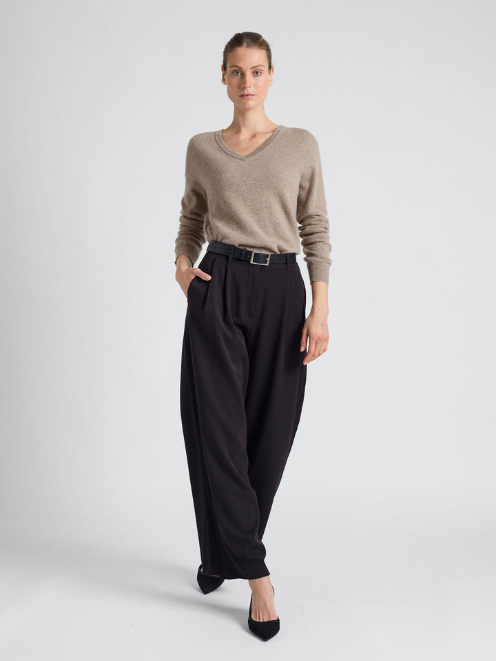 Kashmirgenser med v-hals "Erle" i 100% ren cashmere. Norsk design fra Kashmina. Farge: toast.