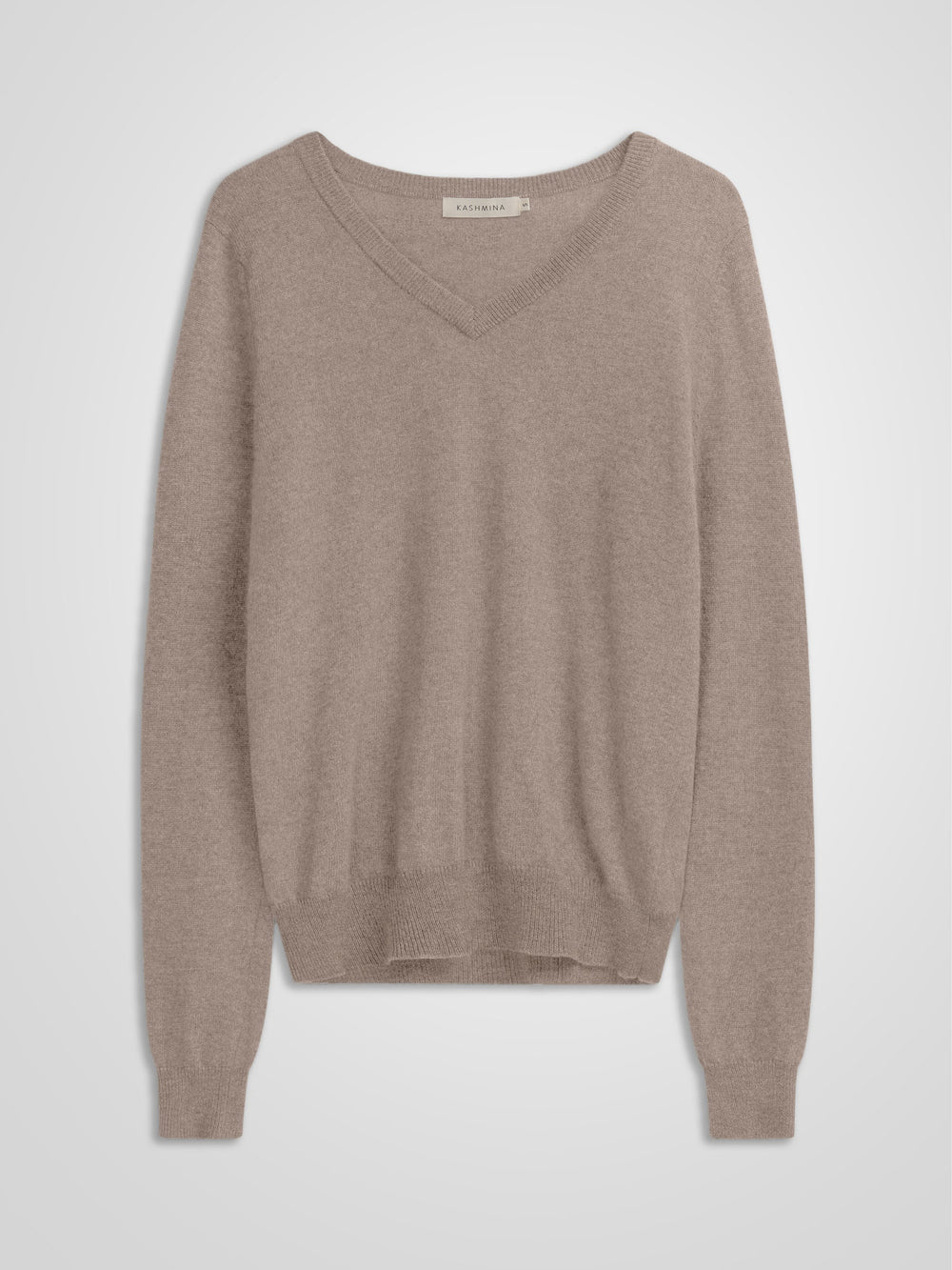 Kashmirgenser med v-hals "Erle" i 100% ren cashmere. Norsk design fra Kashmina. Farge: toast.