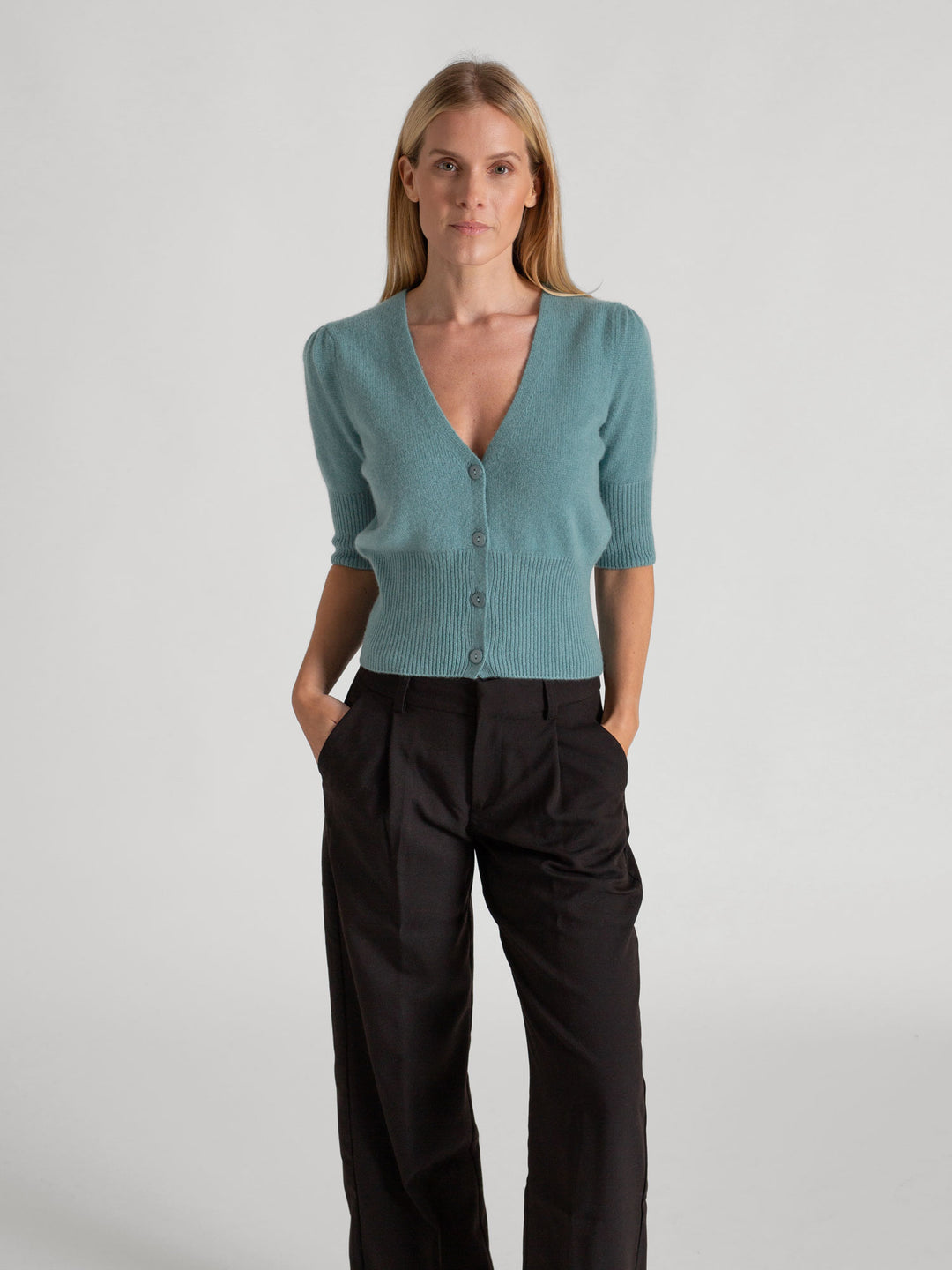Kashmircardigan "Grace" i 100% ren kasjmirull. Norsk design fra Kashmina. Farge: Arctic.