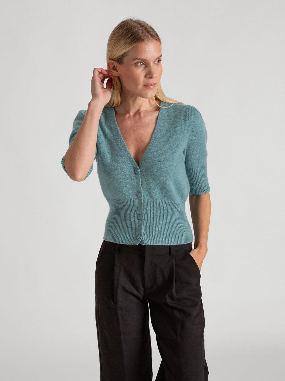 Kashmircardigan "Grace" i 100% ren kasjmirull. Norsk design fra Kashmina. Farge: Arctic.