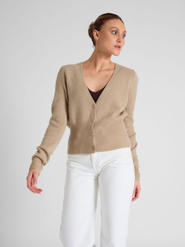 Kashmirgenser, cardigan, "Grace Long" langermet i 100% ren kashmirull. Norsk design fra Kashmina. Farge: Sand / lys brun.