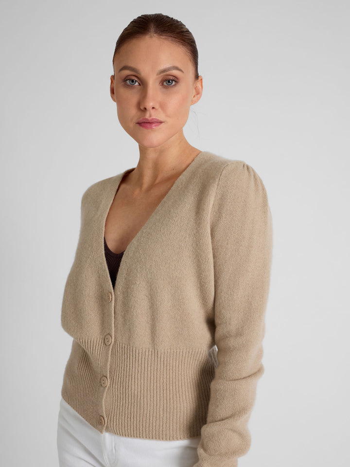 Kashmirgenser, cardigan, "Grace Long" langermet i 100% ren kashmirull. Norsk design fra Kashmina. Farge: Sand / lys brun.