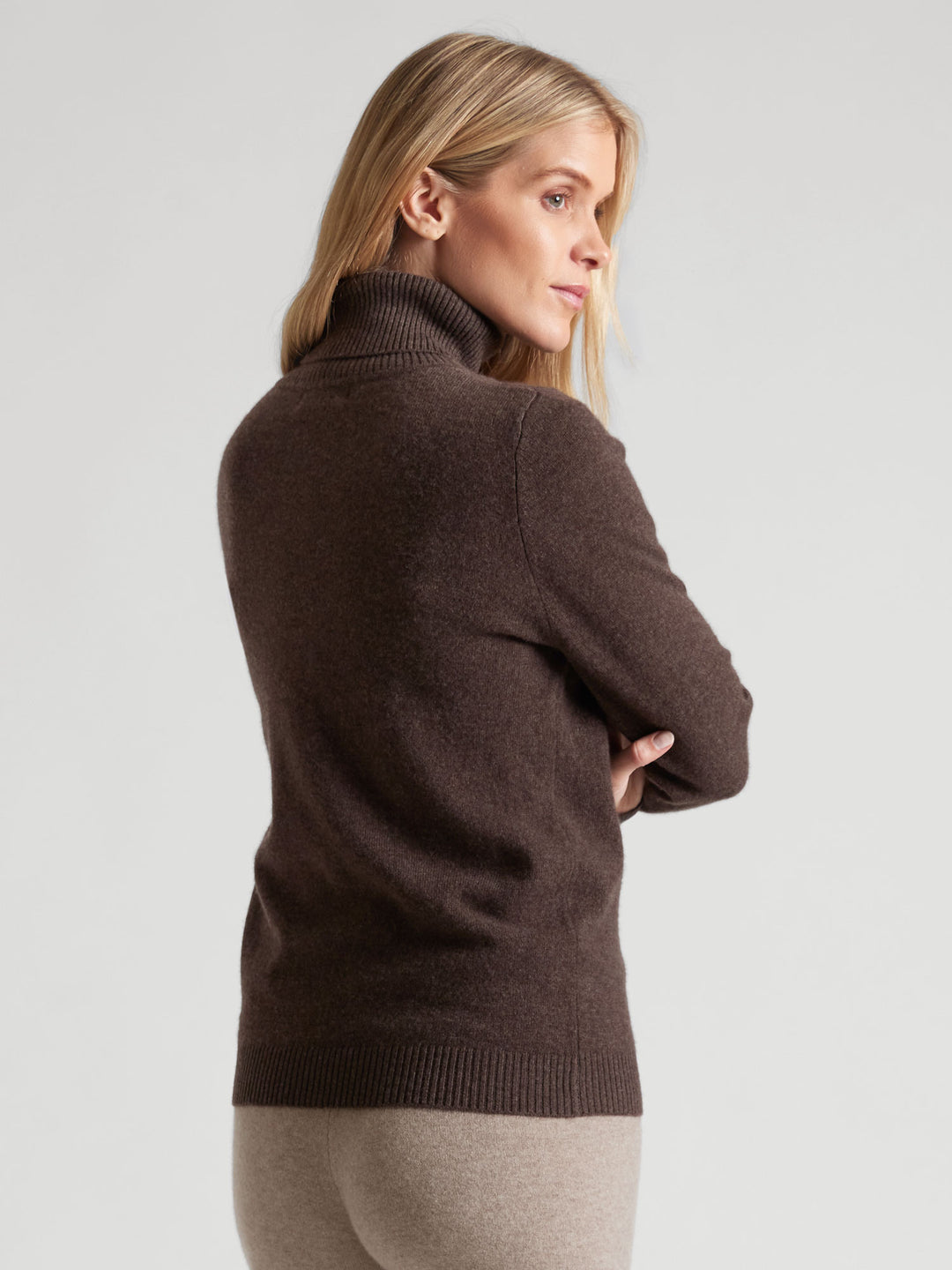 Høyhalset tynn kashmirgenser "Hedda" i 100% ren kasjmir. Norsk design fra Kashmina. Farge: Dark Brown.