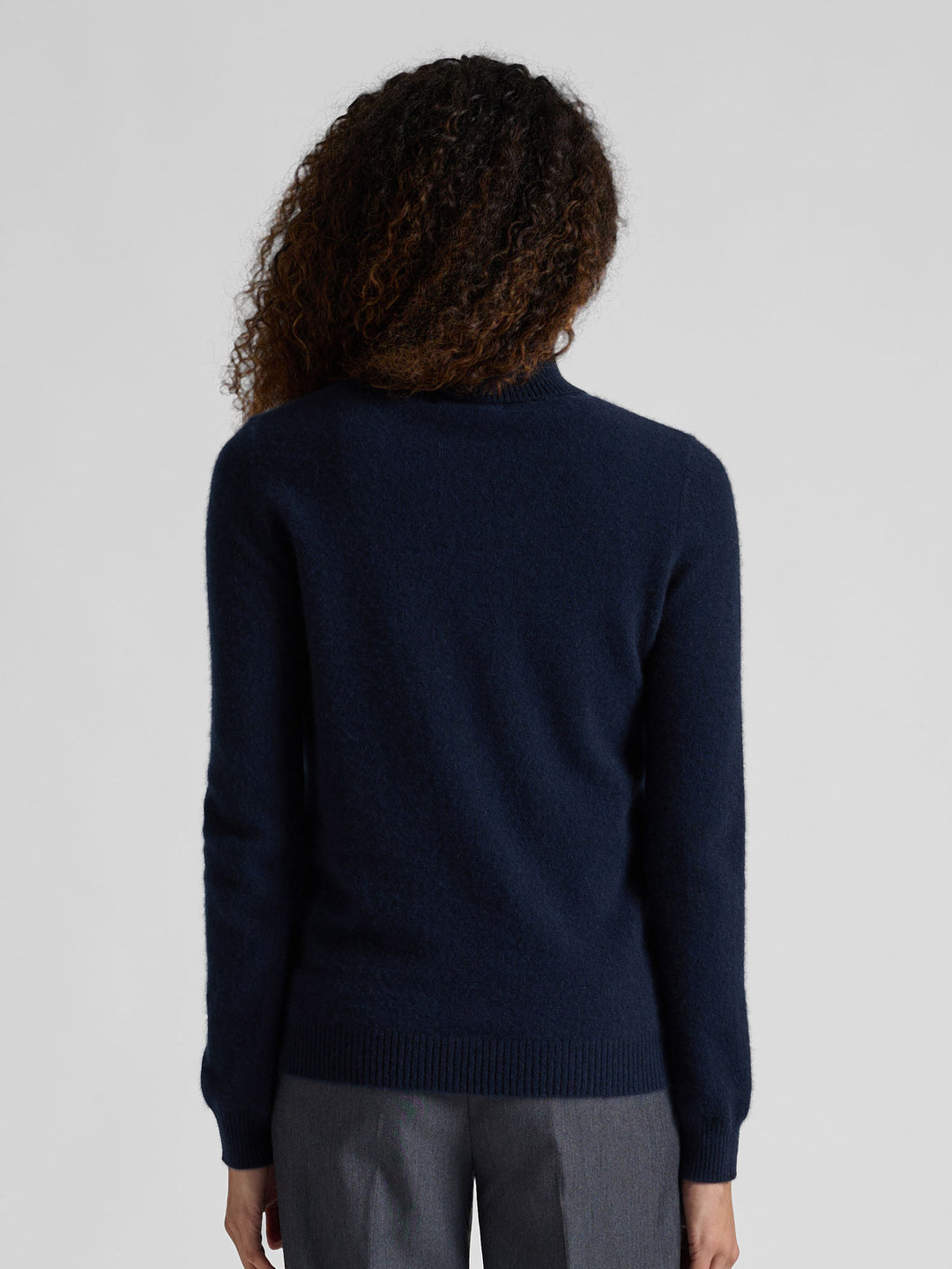 Høyhalset tynn kashmirgenser "Hedda" i 100% ren kasjmir. Norsk design fra Kashmina. Farge: Navy / mørk blå.