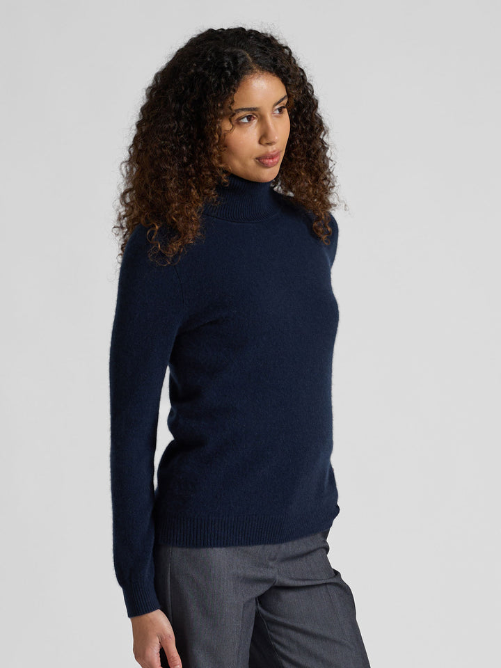 Høyhalset tynn kashmirgenser "Hedda" i 100% ren kasjmir. Norsk design fra Kashmina. Farge: Navy / mørk blå.