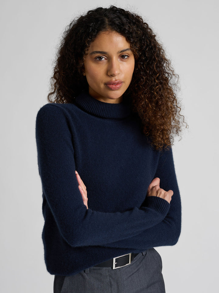 Høyhalset tynn kashmirgenser "Hedda" i 100% ren kasjmir. Norsk design fra Kashmina. Farge: Navy / mørk blå.