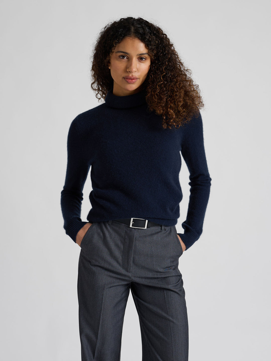 Høyhalset tynn kashmirgenser "Hedda" i 100% ren kasjmir. Norsk design fra Kashmina. Farge: Navy / mørk blå.