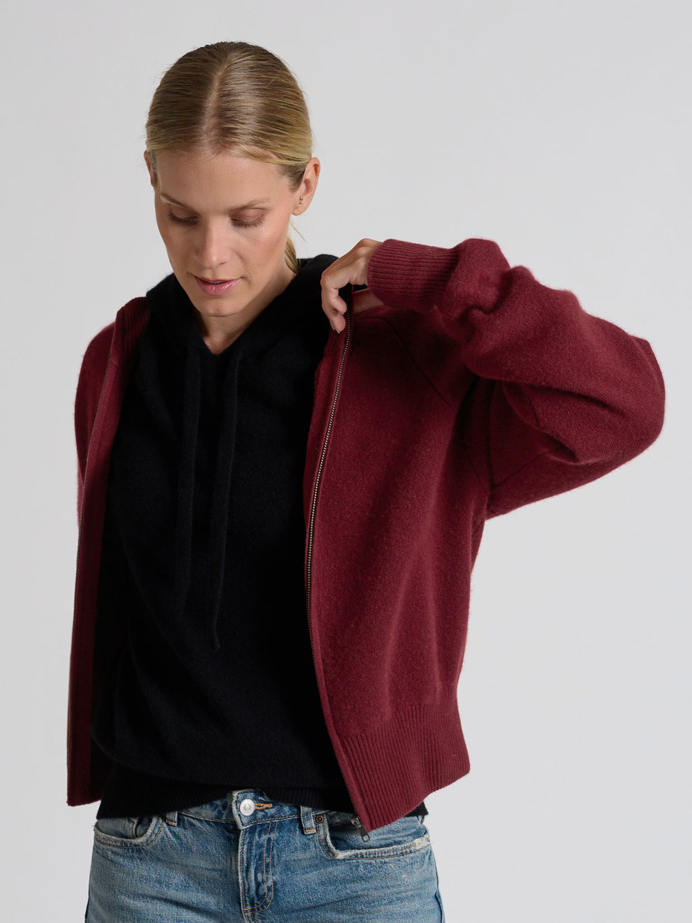 Hettegenser "lux hoodie" 100% cashmere. Norsk design fra Kashmina. Farge: Toast.