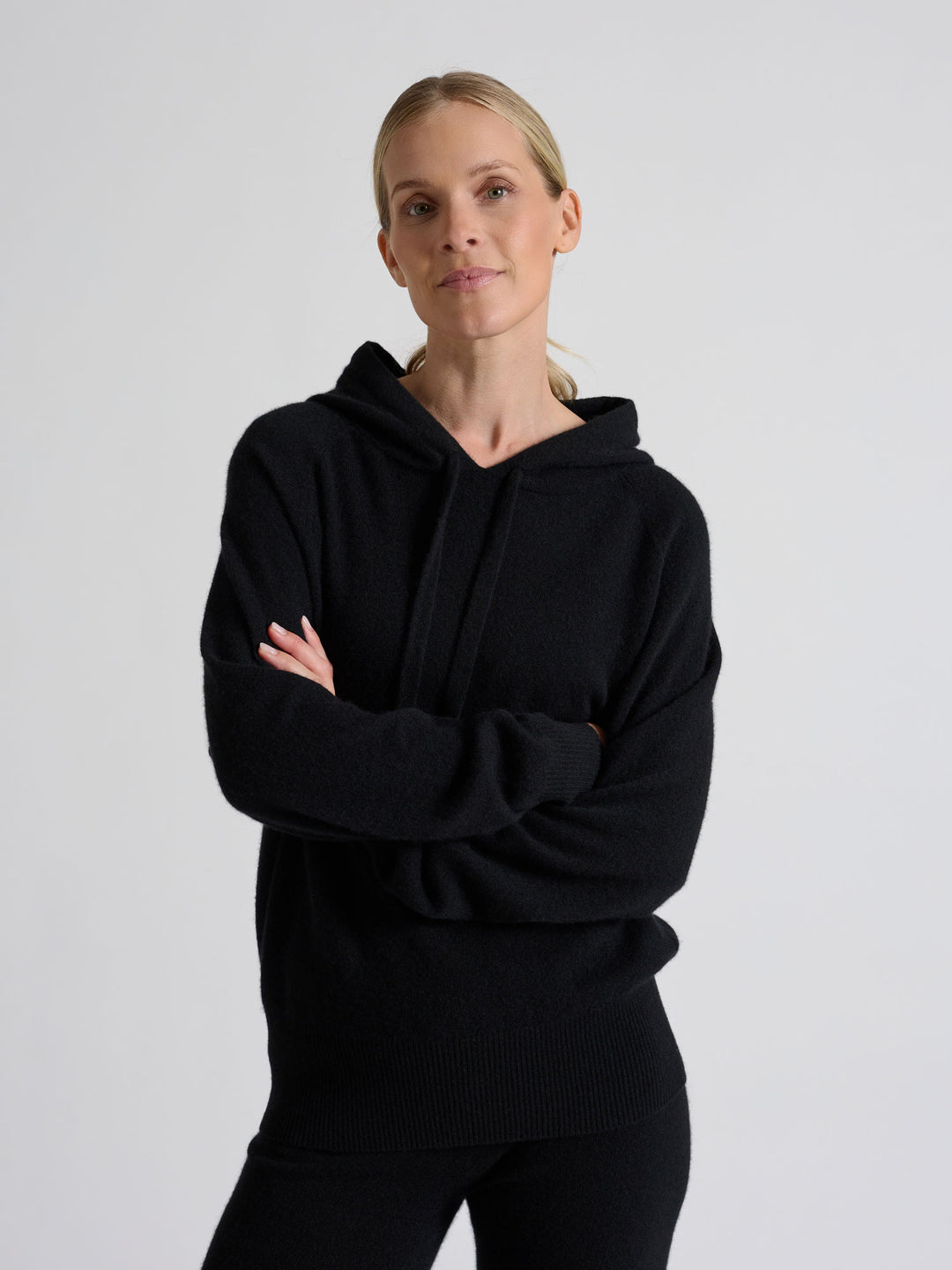 Hettegenser "lux hoodie" 100% cashmere. Norsk design fra Kashmina. Farge: Toast.