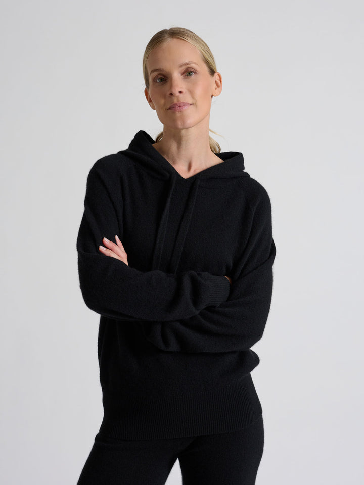 Hettegenser "lux hoodie" 100% cashmere. Norsk design fra Kashmina. Farge: Toast.