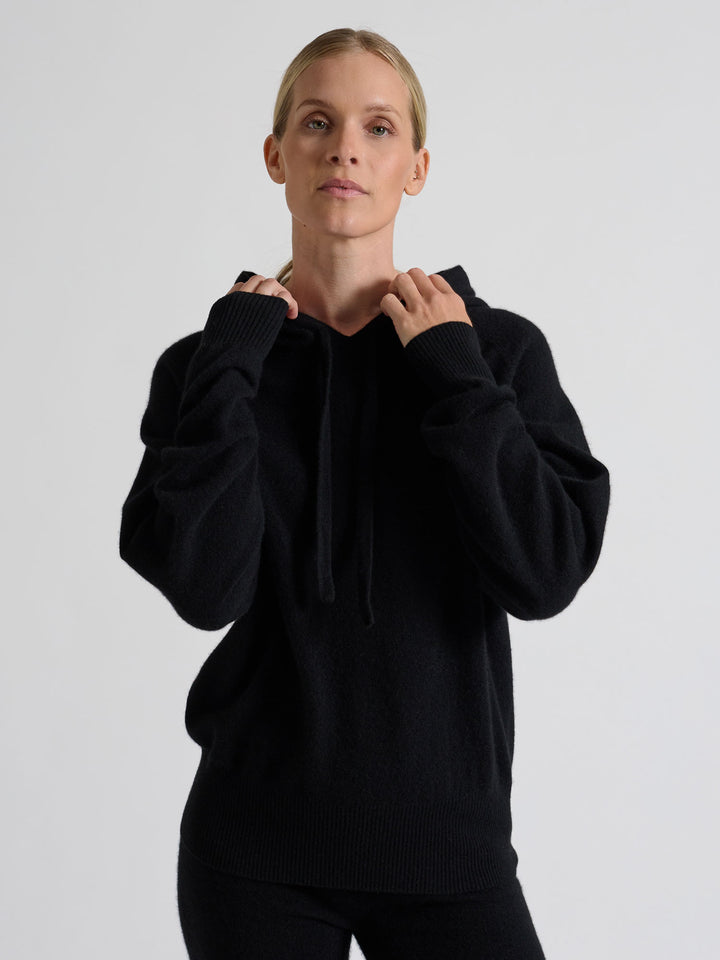 Hettegenser "lux hoodie" 100% cashmere. Norsk design fra Kashmina. Farge: Toast.