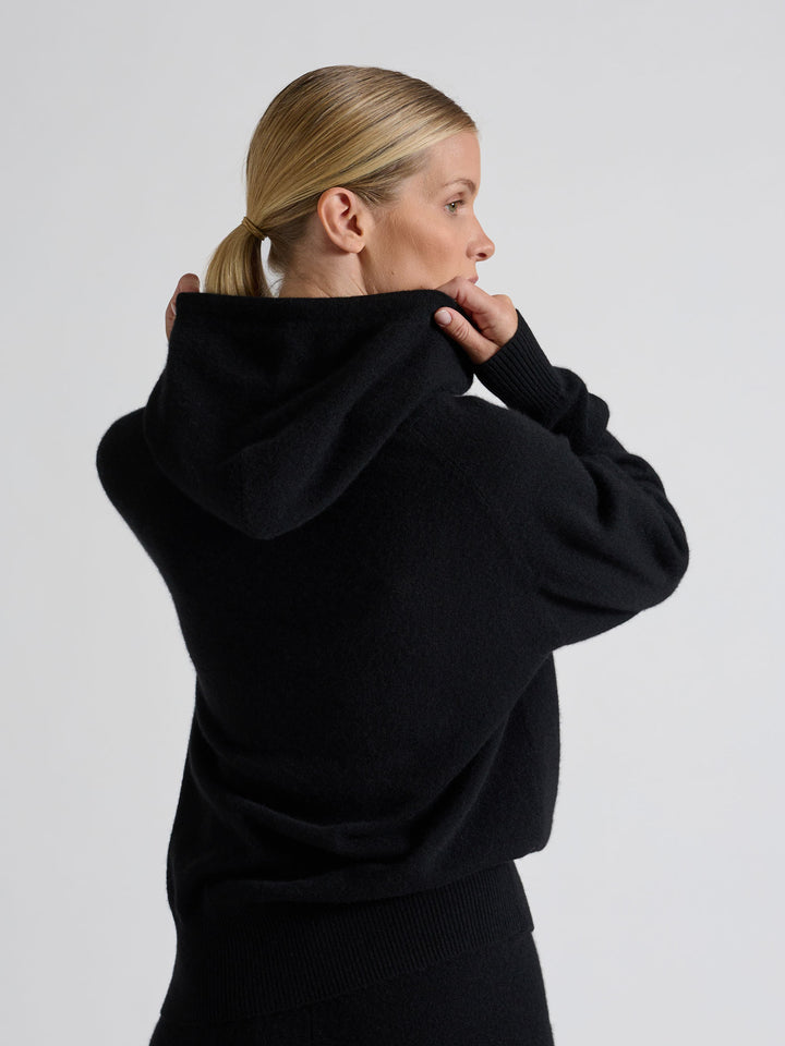 Hettegenser "lux hoodie" 100% cashmere. Norsk design fra Kashmina. Farge: Toast.