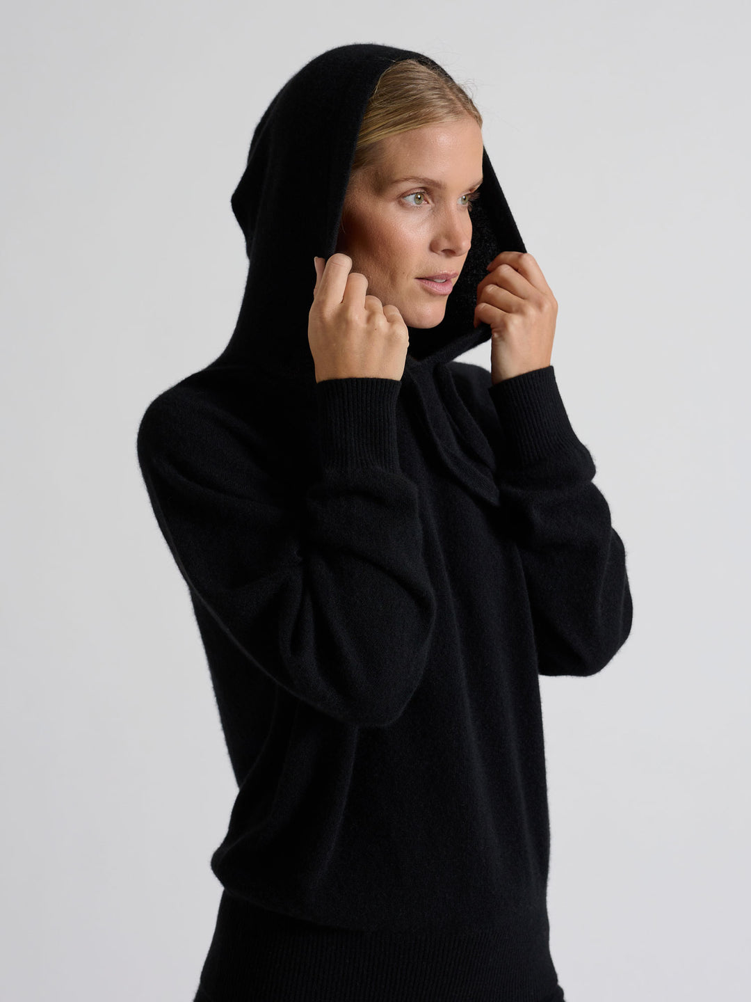 Hettegenser "lux hoodie" 100% cashmere. Norsk design fra Kashmina. Farge: Toast.