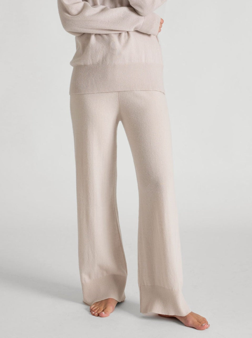 Kashmirbukse "Lux Pants" i 100% ren kasjmir. Farge: Pearl. Norsk design fra Kashmina. Naturfiber, klør ikke, myk og varm.