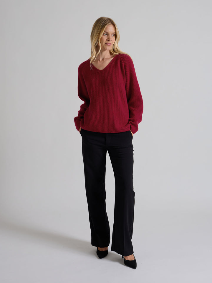 Ribbestrikket kashmirgenser med V-hals, "Maya" i fargen Aroma Red. Norsk design i 100% kasjmirull fra Kashmina.