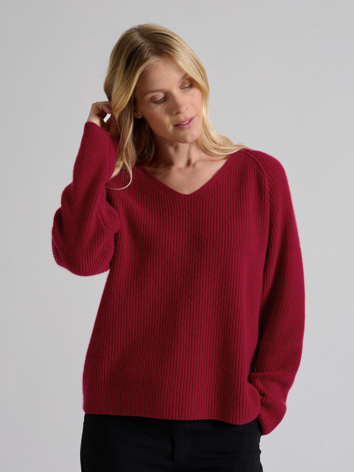 Ribbestrikket kashmirgenser med V-hals, "Maya" i fargen Aroma Red. Norsk design i 100% kasjmirull fra Kashmina.