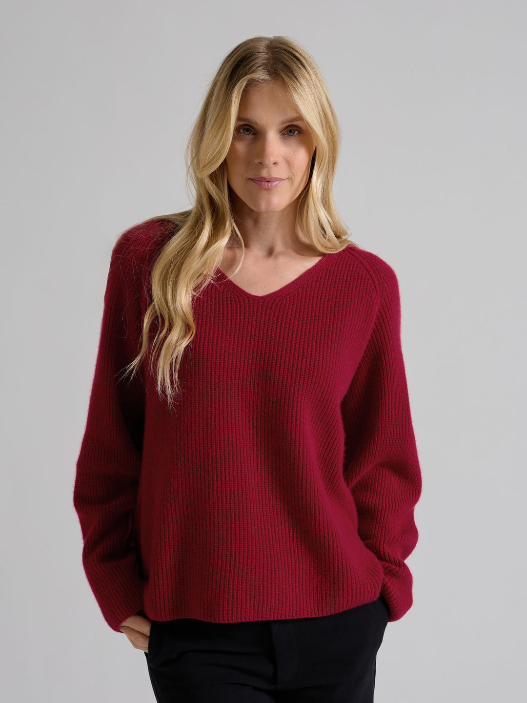 Ribbestrikket kashmirgenser med V-hals, "Maya" i fargen Aroma Red. Norsk design i 100% kasjmirull fra Kashmina.