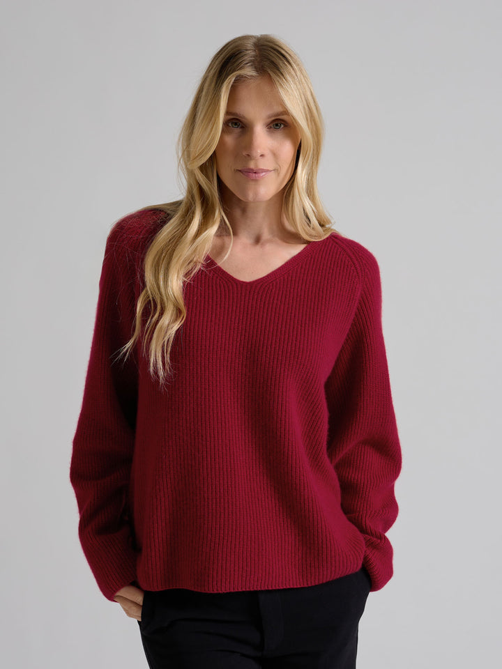 Ribbestrikket kashmirgenser med V-hals, "Maya" i fargen Aroma Red. Norsk design i 100% kasjmirull fra Kashmina.