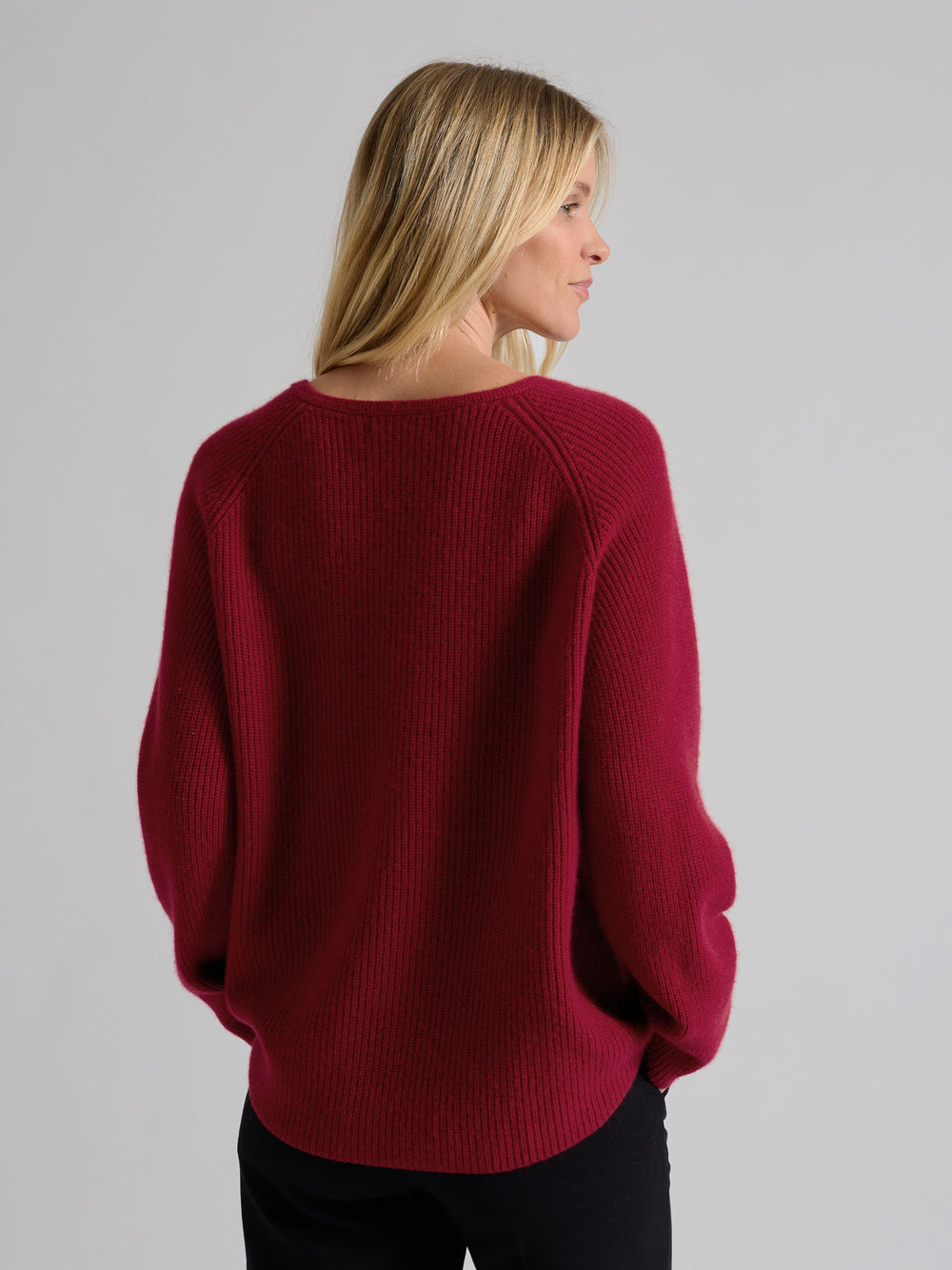 Ribbestrikket kashmirgenser med V-hals, "Maya" i fargen Aroma Red. Norsk design i 100% kasjmirull fra Kashmina.