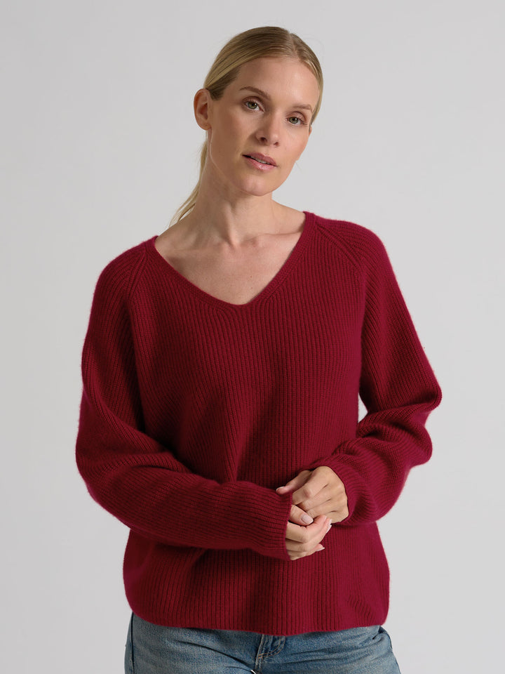 Ribbestrikket kashmirgenser med V-hals, "Maya" i fargen Aroma Red. Norsk design i 100% kasjmirull fra Kashmina.