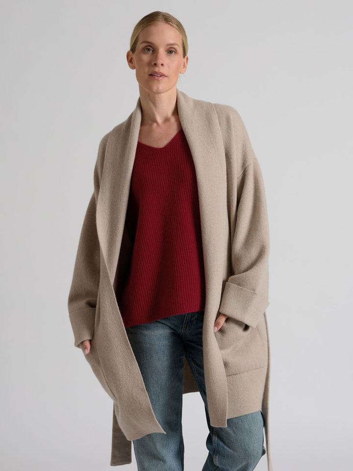 Ribbestrikket kashmirgenser med V-hals, "Maya" i fargen Aroma Red. Norsk design i 100% kasjmirull fra Kashmina.