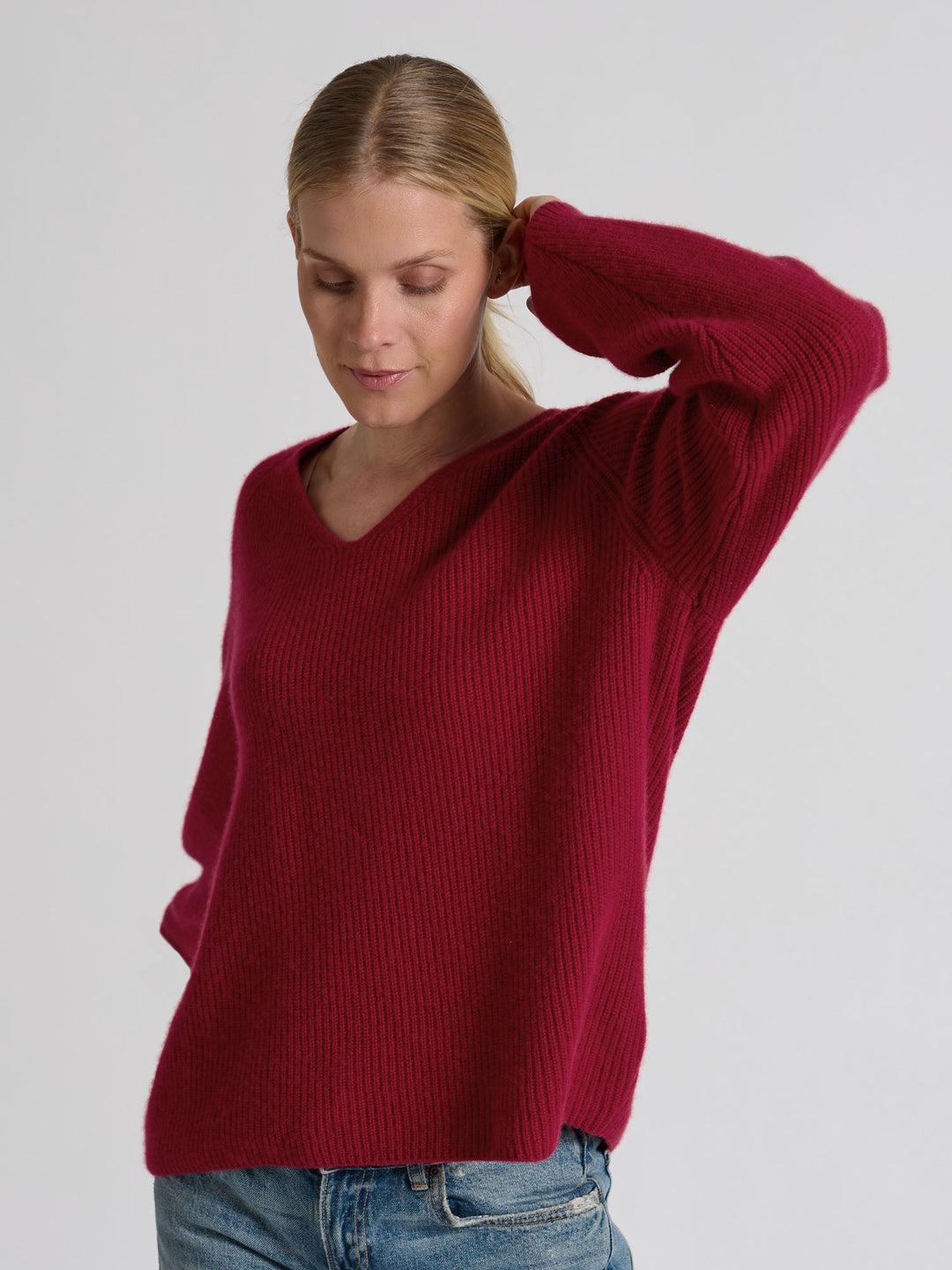 Ribbestrikket kashmirgenser med V-hals, "Maya" i fargen Aroma Red. Norsk design i 100% kasjmirull fra Kashmina.