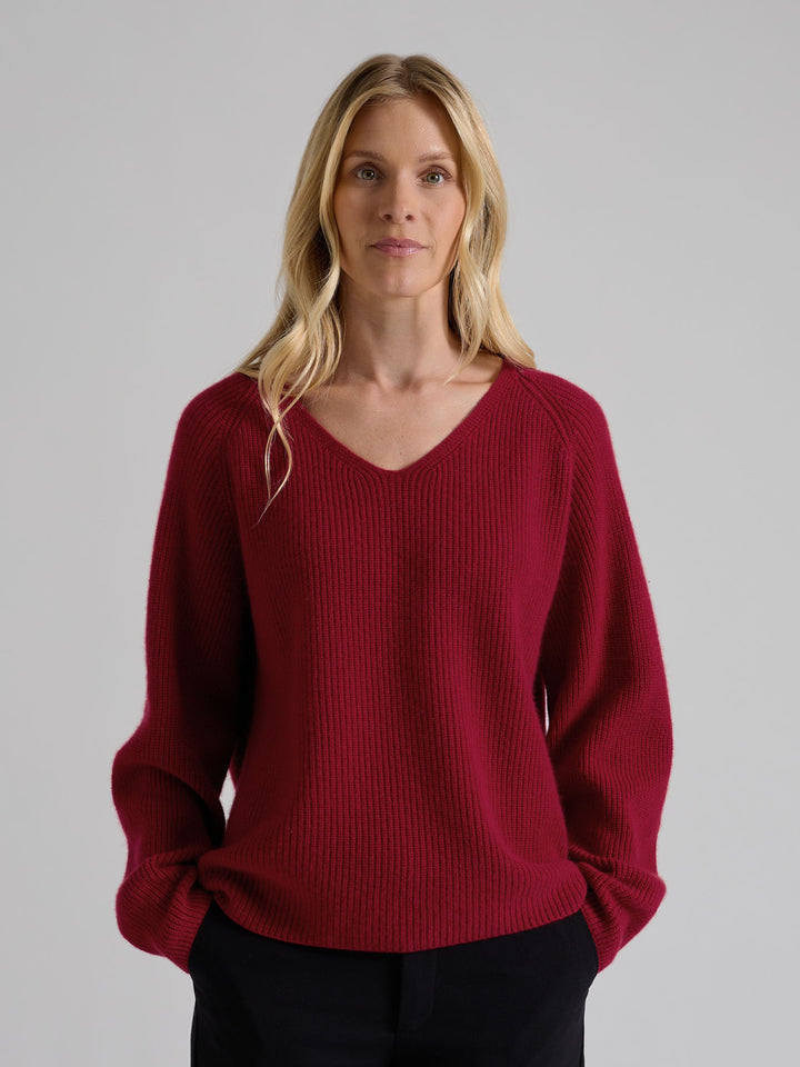 Ribbestrikket kashmirgenser med V-hals, "Maya" i fargen Aroma Red. Norsk design i 100% kasjmirull fra Kashmina.