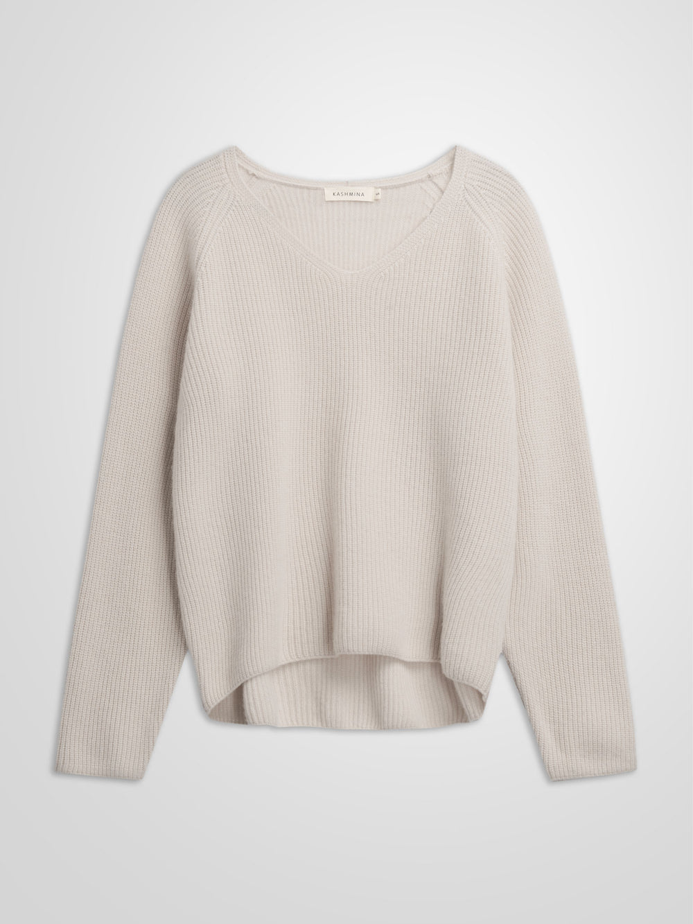 Ribbestrikket kashmirgenser med V-hals, "Maya" i fargen Cream. Norsk design i 100% kasjmirull fra Kashmina.