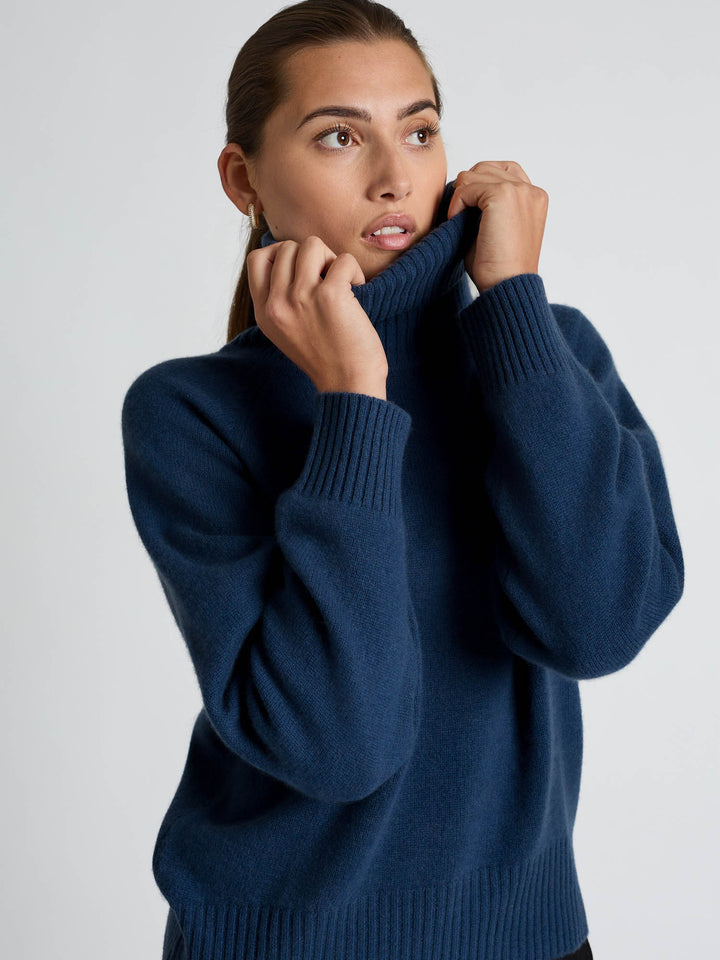 Kashmirgenser med høy hals "Milano" - mountain blue
