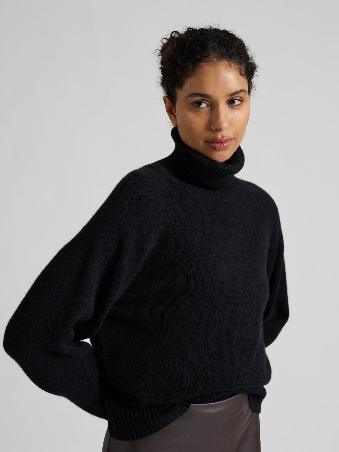 Høyhalset kashmirgenser "Milano" i 100% ren cashmere. Norsk design fra Kashmina.  Farge: Sort.