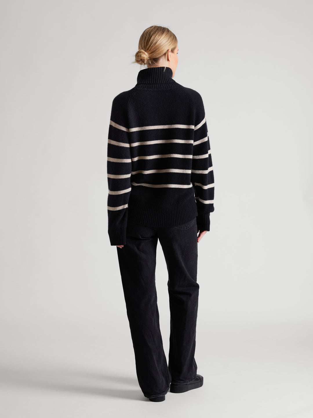 Høyhalset kashmirgenser med striper "Milano" i 100% ren kasjmirull. Norsk design fra Kashmina. Farge: Sort, ginger.