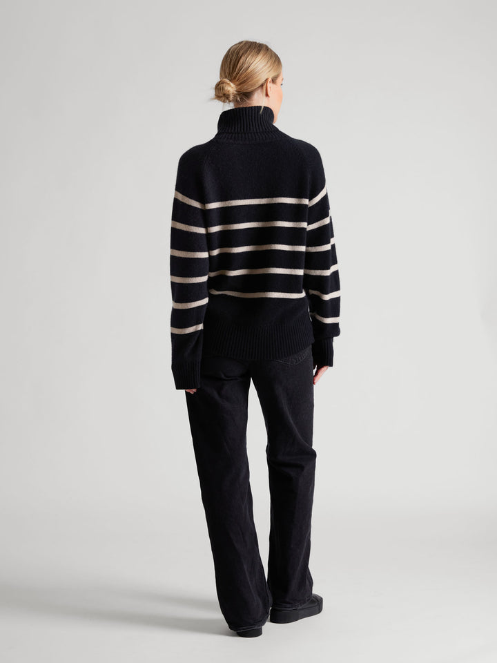 Høyhalset kashmirgenser med striper "Milano" i 100% ren kasjmirull. Norsk design fra Kashmina. Farge: Sort, ginger.
