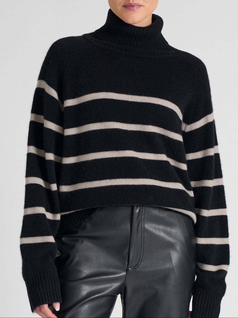 Høyhalset kashmirgenser med striper "Milano" i 100% ren kasjmirull. Norsk design fra Kashmina. Farge: Sort, ginger.