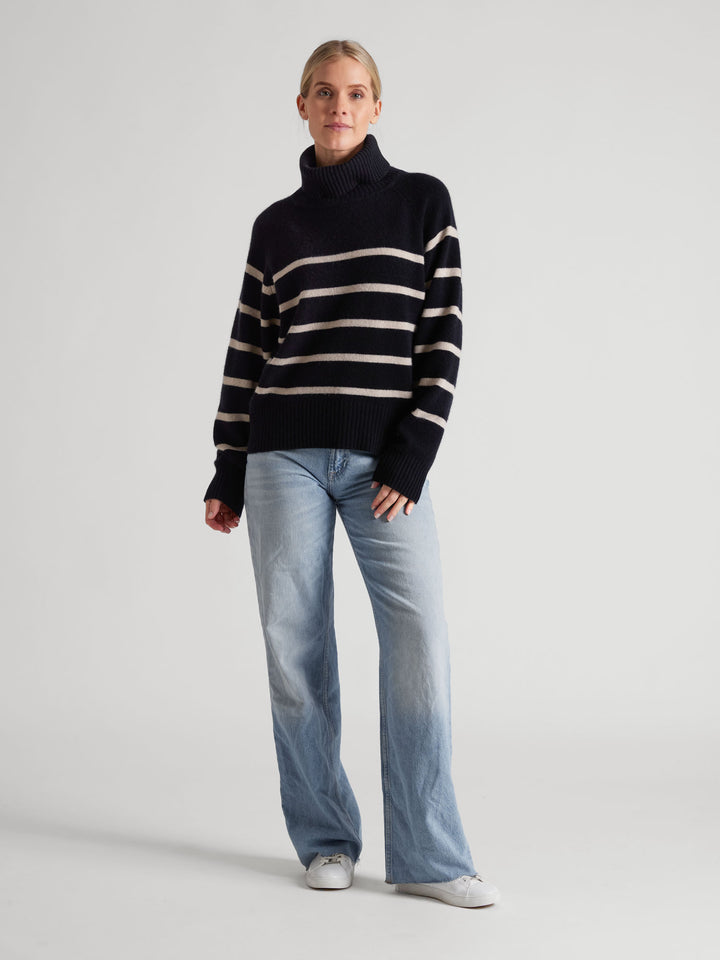 Høyhalset kashmirgenser med striper "Milano" i 100% ren kasjmirull. Norsk design fra Kashmina. Farge: Sort, ginger.