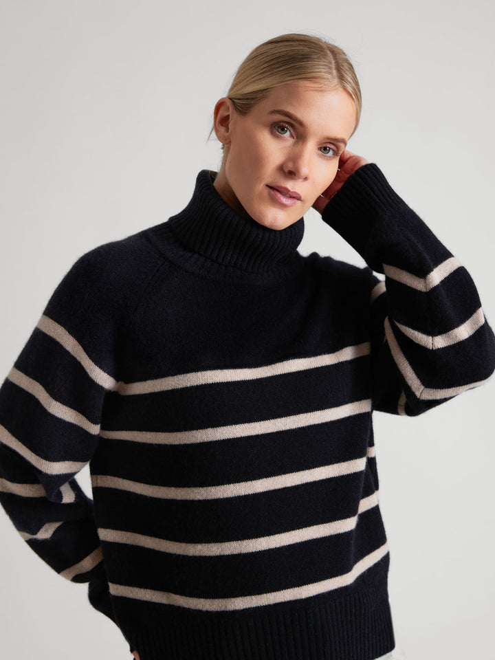Høyhalset kashmirgenser med striper "Milano" i 100% ren kasjmirull. Norsk design fra Kashmina. Farge: Sort, ginger.