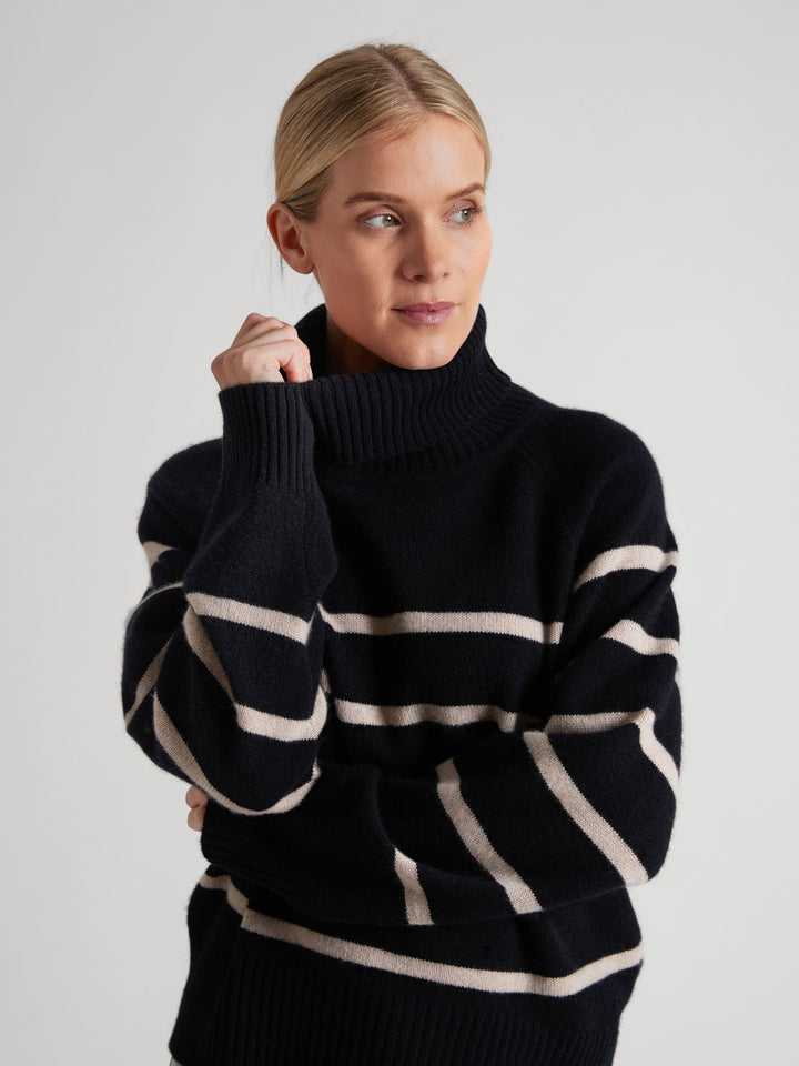 Høyhalset kashmirgenser med striper "Milano" i 100% ren kasjmirull. Norsk design fra Kashmina. Farge: Sort, ginger.