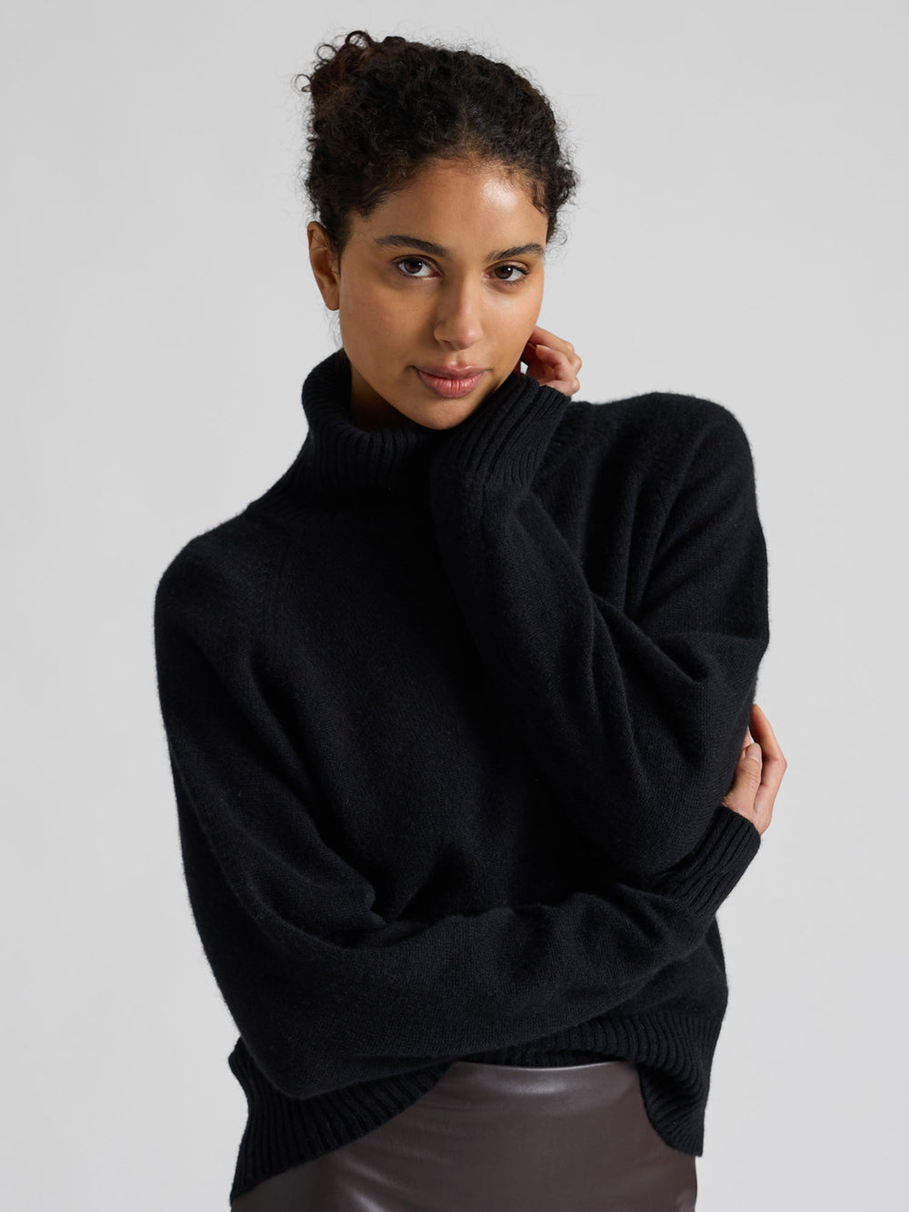 Høyhalset kashmirgenser "Milano" i 100% ren cashmere. Norsk design fra Kashmina.  Farge: Sort.