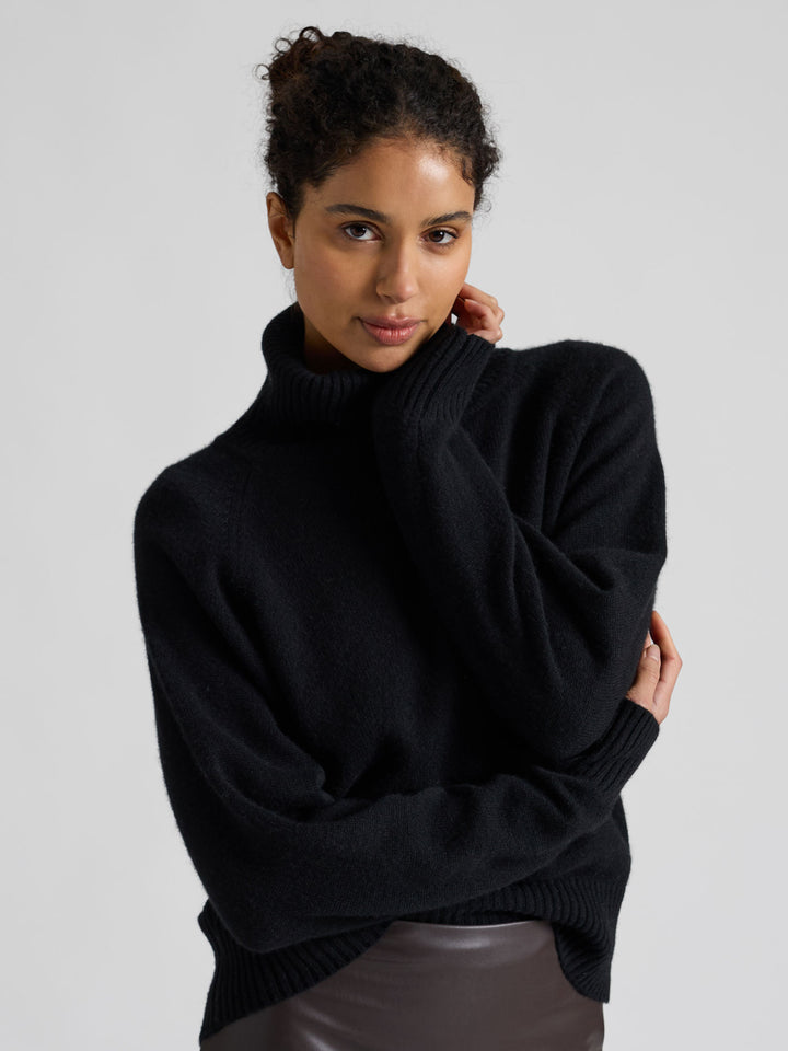 Høyhalset kashmirgenser "Milano" i 100% ren cashmere. Norsk design fra Kashmina.  Farge: Sort.