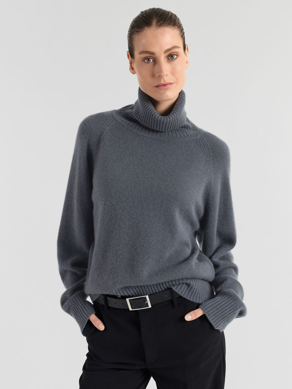 Høyhalset tykk kashmirgenser Milano i 100% kashmir, cashmere. Norsk design fra Kashmina. Farge: Blue Fog