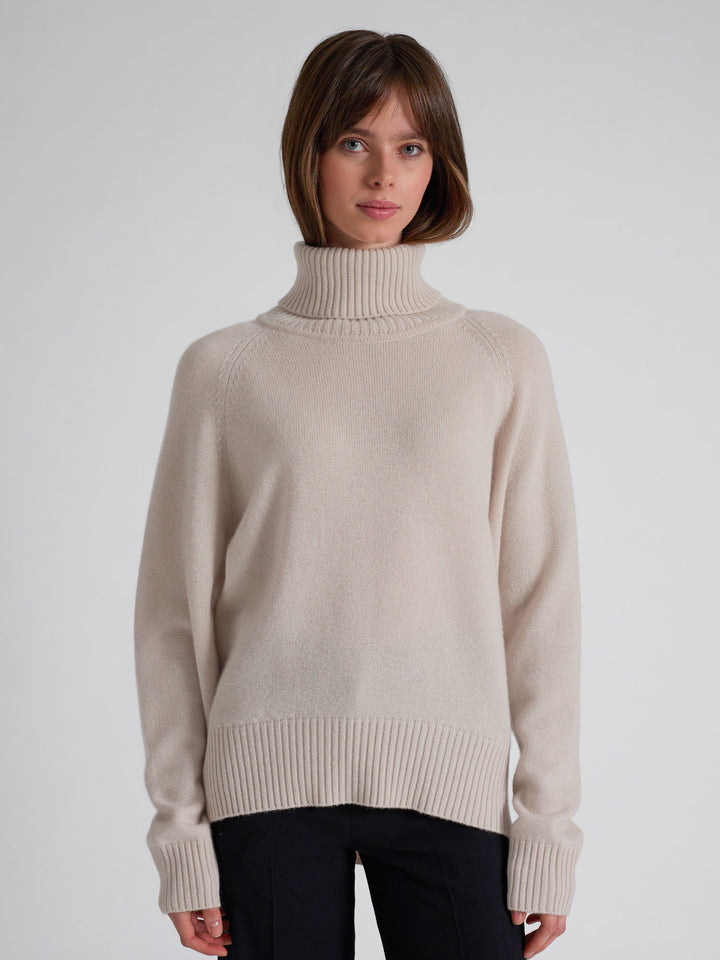Høyhalset tykk kashmirgenser milano i 100% kashmir fra Kashmina. Farge : Cream. Norsk design.