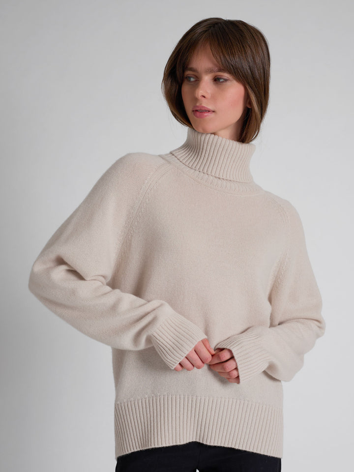 Høyhalset tykk kashmirgenser milano i 100% kashmir fra Kashmina. Farge : Cream. Norsk design.