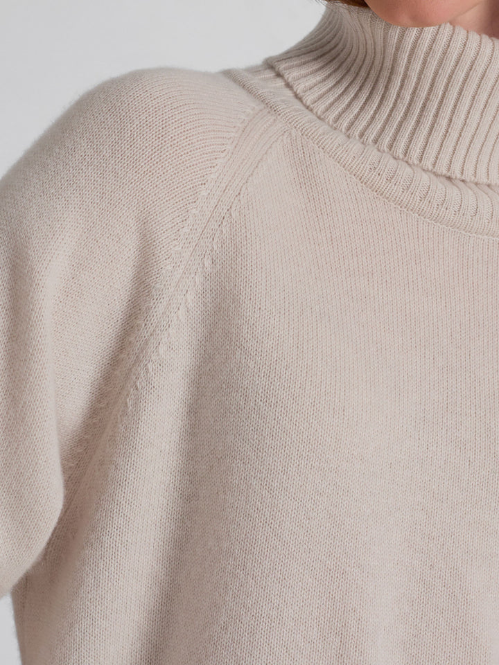 Høyhalset tykk kashmirgenser milano i 100% kashmir fra Kashmina. Farge : Cream. Norsk design.