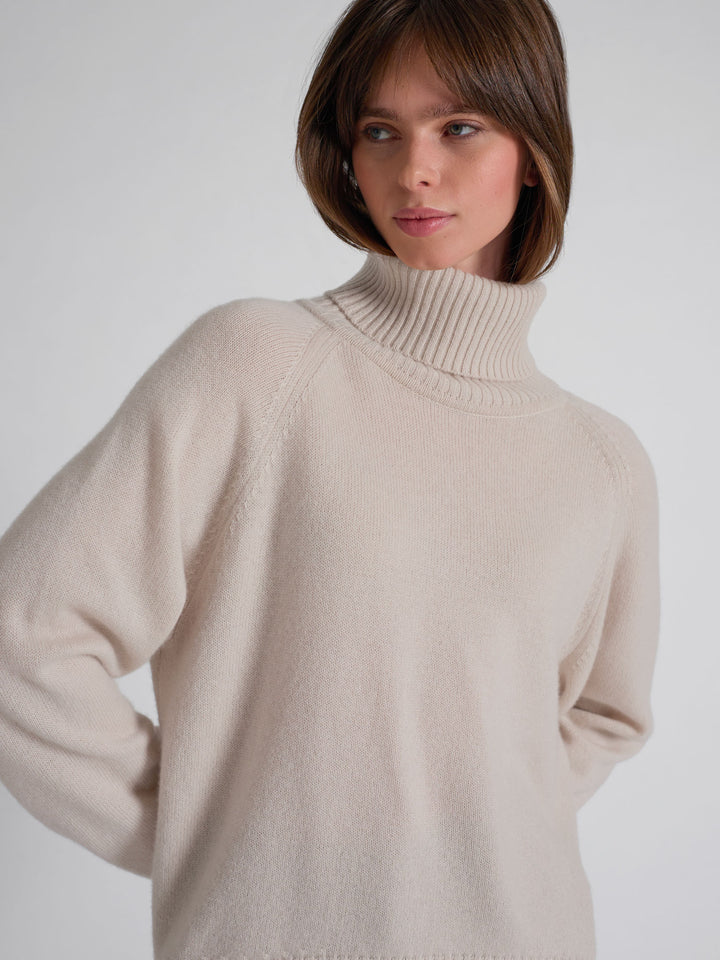 Høyhalset tykk kashmirgenser milano i 100% kashmir fra Kashmina. Farge : Cream. Norsk design.