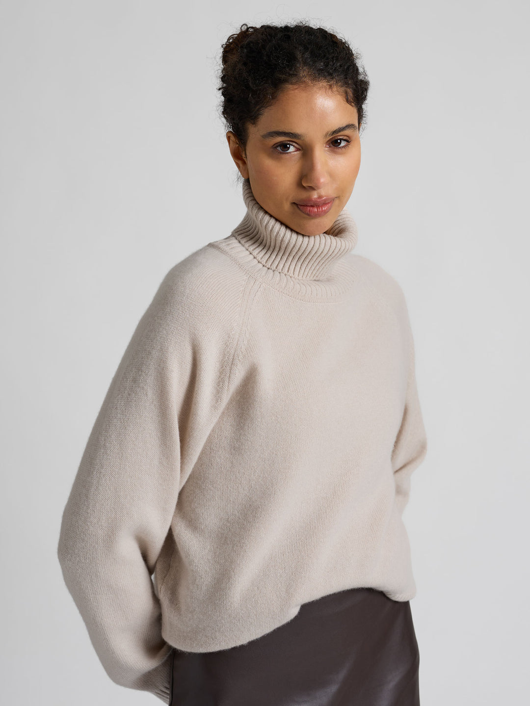 Høyhalset tykk kashmirgenser "Milano" i 100% ren cashmere. Norsk design fra Kashmina. Farge: Cream.