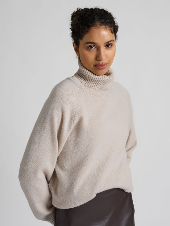 Høyhalset tykk kashmirgenser "Milano" i 100% ren cashmere. Norsk design fra Kashmina. Farge: Cream.