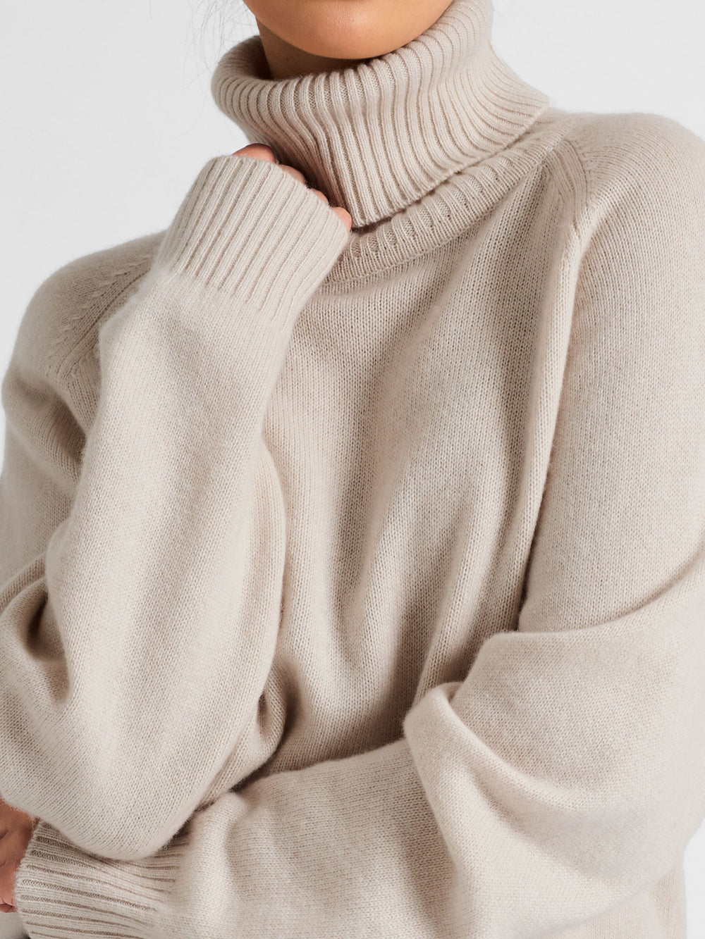 Høyhalset tykk kashmirgenser milano i 100% kashmir fra Kashmina. Farge : Cream. Norsk design.