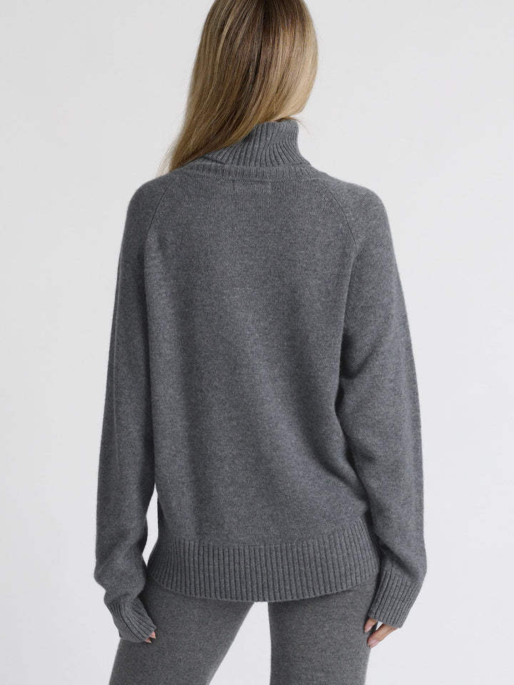 Høyhalset kashmirgenser "Milano" i 100% ren kasjmirull. Norsk design fra Kashmina. Farge: Dark Grey.